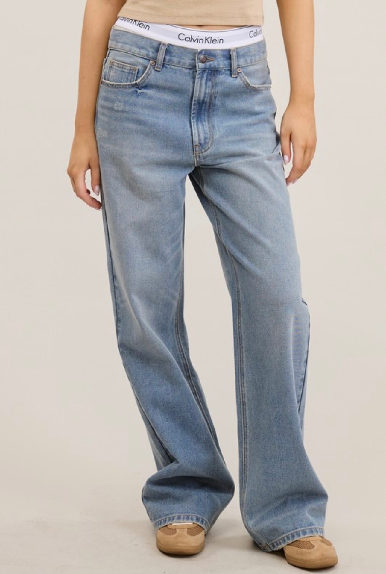 MEDIUM WASH MID RISE JEAN