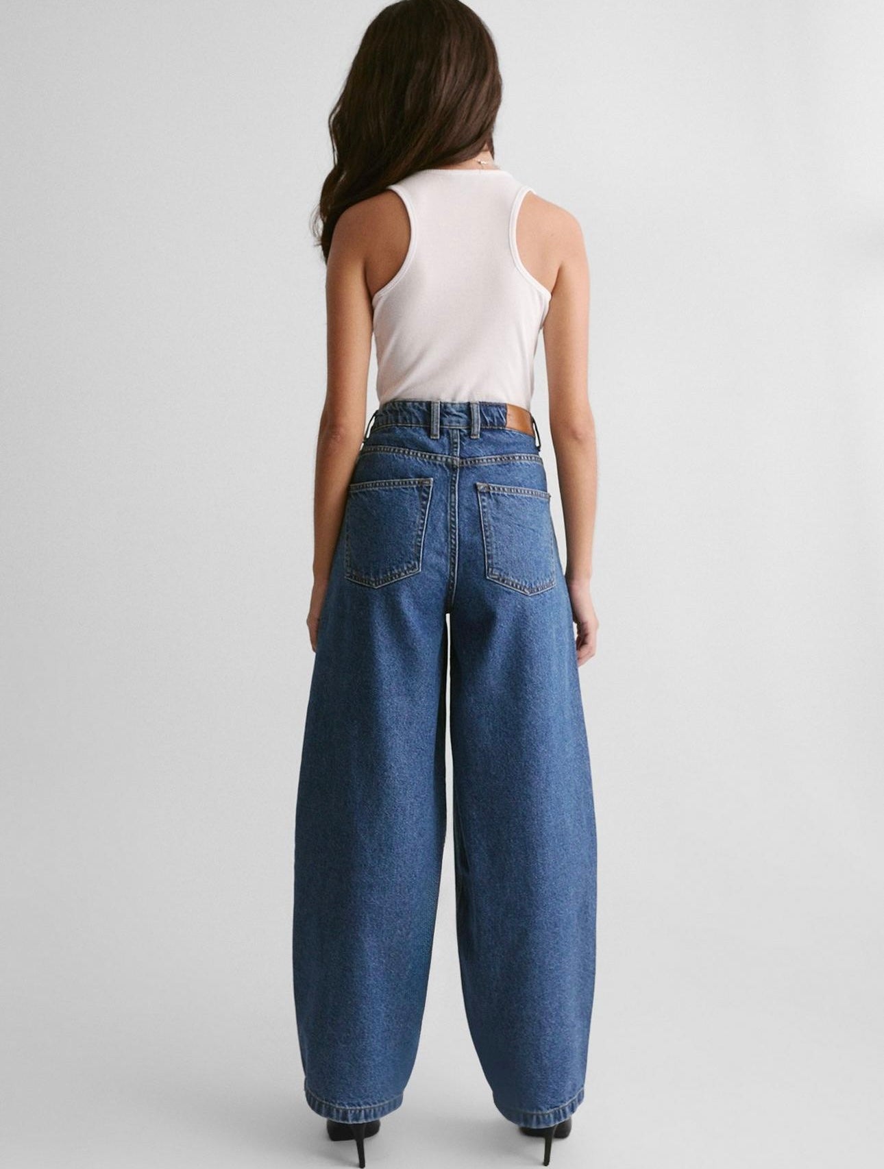 THE BARRELL LEG JEAN