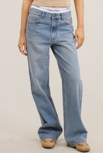 MEDIUM WASH MID RISE JEAN