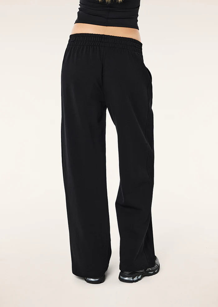 SWERVE TRACKPANT IN BLACK