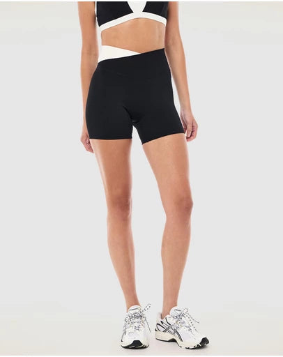 WANDER 5" BLACK/ WHISPER WHITE BIKE SHORT